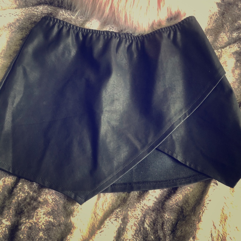 Black leather mini skirt from Lucca